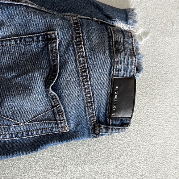 Kendal and Kylie’s jeans - Picture 3 of 4